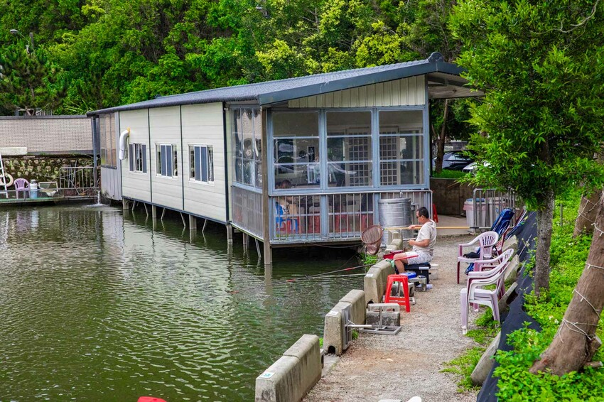 桃園市龍潭區三步五食休閒魚池｜網路上幾乎無資料的超大鹽烤魚！藏身釣魚池旁的隱藏版鮮魚料理