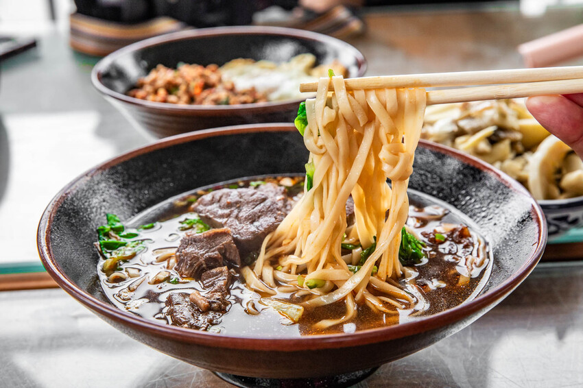 桃園市龍潭區三步五食休閒魚池｜網路上幾乎無資料的超大鹽烤魚！藏身釣魚池旁的隱藏版鮮魚料理
