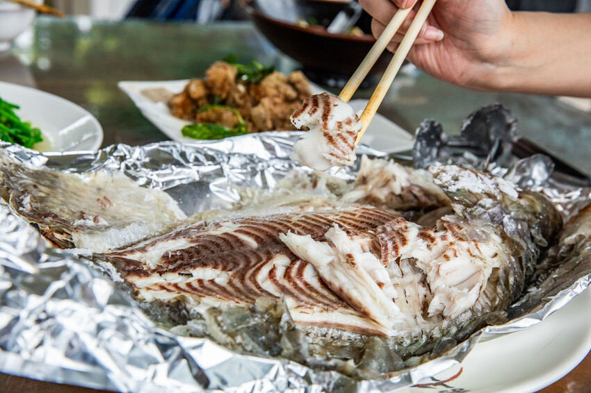 桃園市龍潭區三步五食休閒魚池｜網路上幾乎無資料的超大鹽烤魚！藏身釣魚池旁的隱藏版鮮魚料理