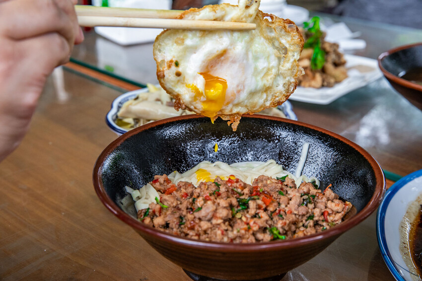 桃園市龍潭區三步五食休閒魚池｜網路上幾乎無資料的超大鹽烤魚！藏身釣魚池旁的隱藏版鮮魚料理