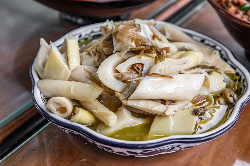 桃園市龍潭區三步五食休閒魚池｜網路上幾乎無資料的超大鹽烤魚！藏身釣魚池旁的隱藏版鮮魚料理