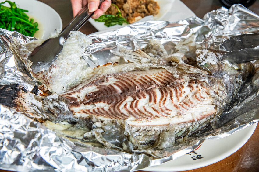桃園市龍潭區三步五食休閒魚池｜網路上幾乎無資料的超大鹽烤魚！藏身釣魚池旁的隱藏版鮮魚料理