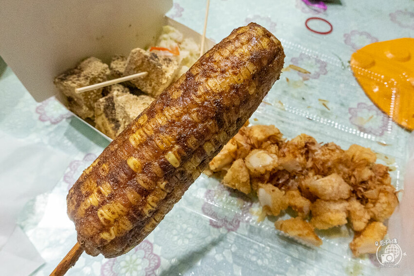 台中市太平區東平夜市碳烤玉米 | 台中夜市美食必須有烤玉米!這間醬料均勻超夠味~