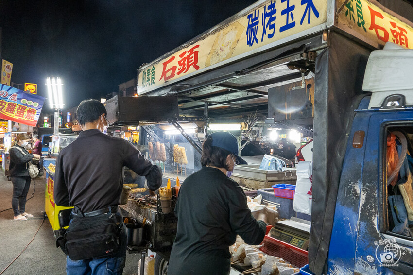 台中市太平區東平夜市碳烤玉米 | 台中夜市美食必須有烤玉米!這間醬料均勻超夠味~