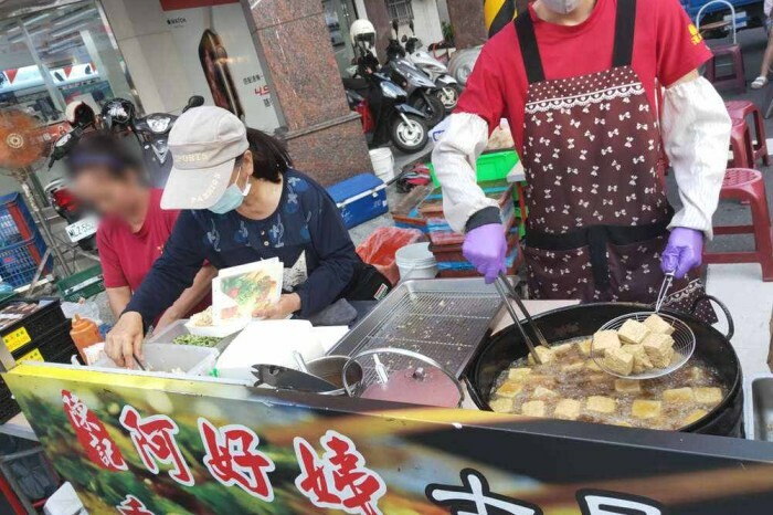 台南市永康區台南炸雞【巷口炸雞 永康大灣店】比臉大的甘梅雞排超夠味.人氣必點醬蒜炸雞.甜不辣米血百頁豆腐超酥香│崑山