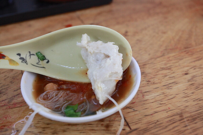 高雄市前金區吃。高雄美食|前金區。「ㄚ惠虱目魚米粉攤」飄香超過60年虱目魚料理,虱目魚皮美味程度令人回味無窮,選擇