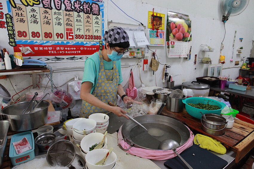 高雄市前金區吃。高雄美食|前金區。「ㄚ惠虱目魚米粉攤」飄香超過60年虱目魚料理,虱目魚皮美味程度令人回味無窮,選擇