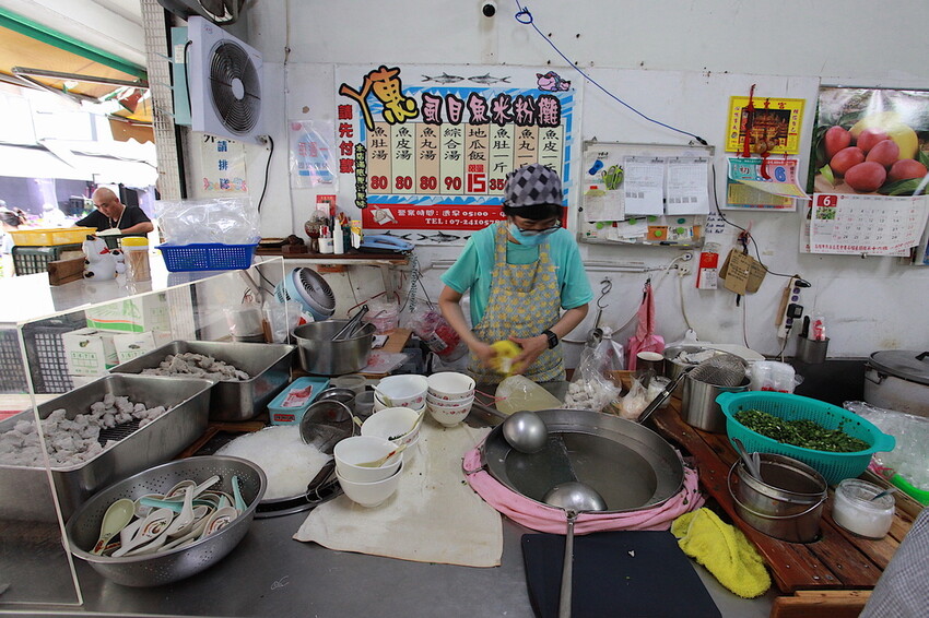 高雄市前金區吃。高雄美食|前金區。「ㄚ惠虱目魚米粉攤」飄香超過60年虱目魚料理,虱目魚皮美味程度令人回味無窮,選擇