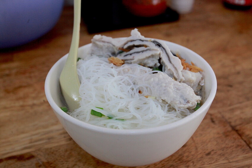 高雄市前金區吃。高雄美食|前金區。「ㄚ惠虱目魚米粉攤」飄香超過60年虱目魚料理,虱目魚皮美味程度令人回味無窮,選擇