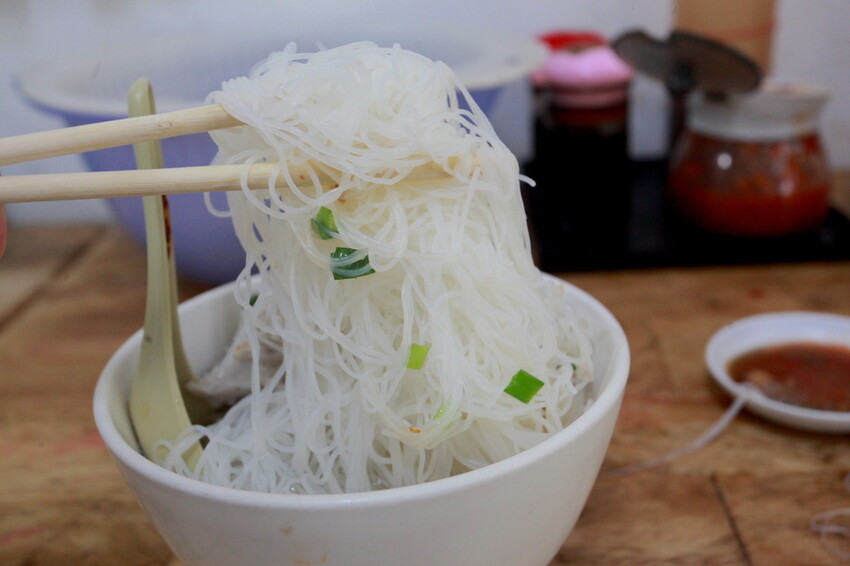 高雄市前金區吃。高雄美食|前金區。「ㄚ惠虱目魚米粉攤」飄香超過60年虱目魚料理,虱目魚皮美味程度令人回味無窮,選擇