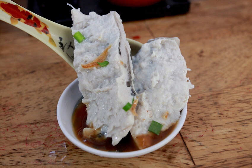 高雄市前金區吃。高雄美食|前金區。「ㄚ惠虱目魚米粉攤」飄香超過60年虱目魚料理,虱目魚皮美味程度令人回味無窮,選擇