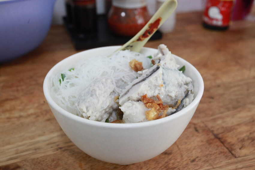 高雄市前金區吃。高雄美食|前金區。「ㄚ惠虱目魚米粉攤」飄香超過60年虱目魚料理,虱目魚皮美味程度令人回味無窮,選擇