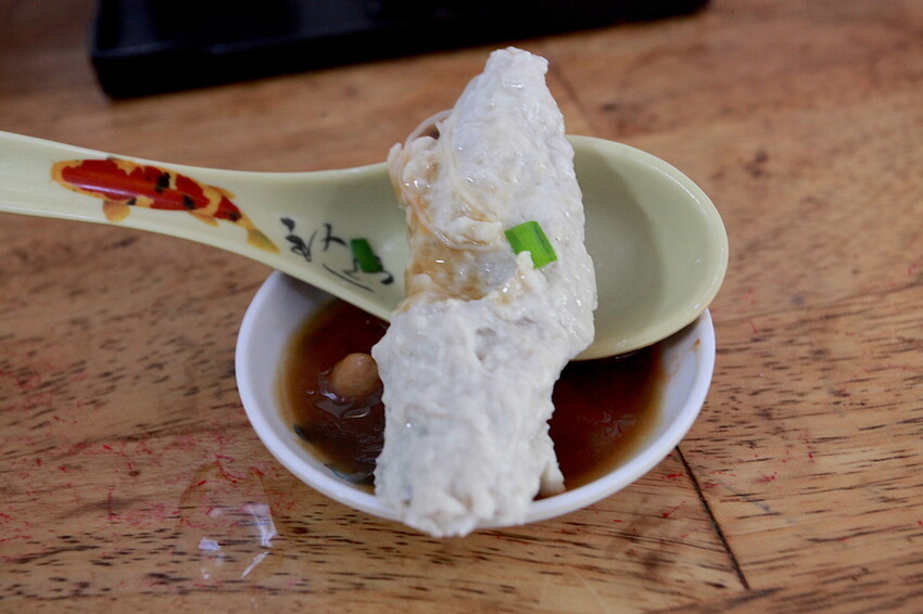 高雄市前金區吃。高雄美食|前金區。「ㄚ惠虱目魚米粉攤」飄香超過60年虱目魚料理,虱目魚皮美味程度令人回味無窮,選擇