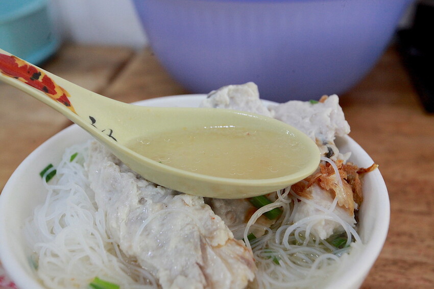 高雄市前金區吃。高雄美食|前金區。「ㄚ惠虱目魚米粉攤」飄香超過60年虱目魚料理,虱目魚皮美味程度令人回味無窮,選擇