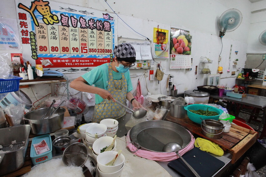 高雄市前金區吃。高雄美食|前金區。「ㄚ惠虱目魚米粉攤」飄香超過60年虱目魚料理,虱目魚皮美味程度令人回味無窮,選擇
