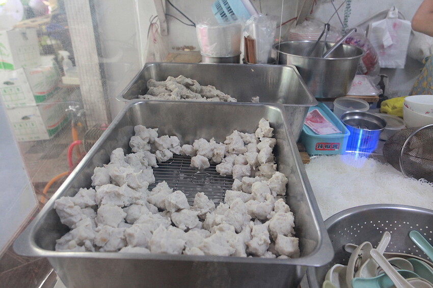高雄市前金區吃。高雄美食|前金區。「ㄚ惠虱目魚米粉攤」飄香超過60年虱目魚料理,虱目魚皮美味程度令人回味無窮,選擇