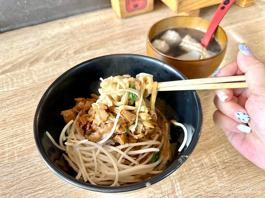 台中市東區吃飯吃麵-建國市場裡面的素食小攤