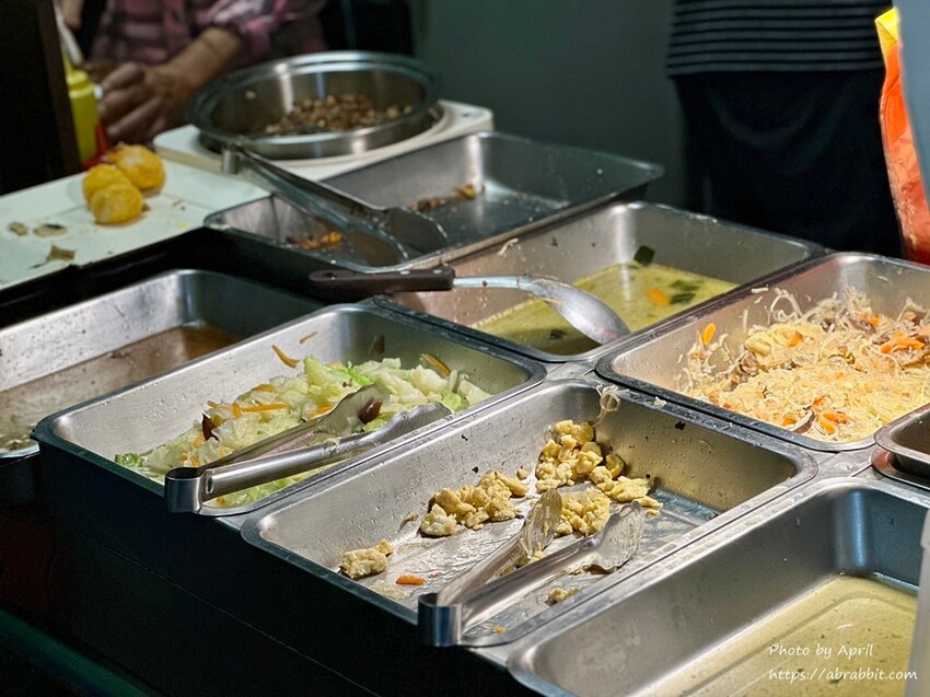 台中市東區吃飯吃麵-建國市場裡面的素食小攤