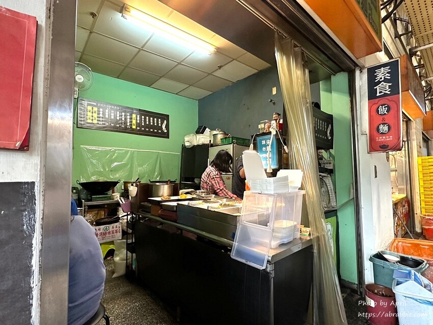 台中市東區吃飯吃麵-建國市場裡面的素食小攤
