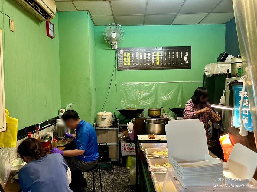 台中市東區吃飯吃麵-建國市場裡面的素食小攤