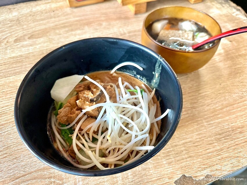 台中市東區吃飯吃麵-建國市場裡面的素食小攤