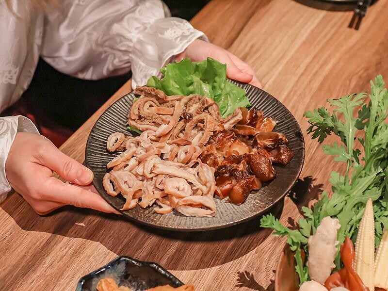 新竹竹北火鍋推薦!漢朝鍋物皇家宮廷風浮誇火鍋,麻辣鍋滑牛肉必吃。