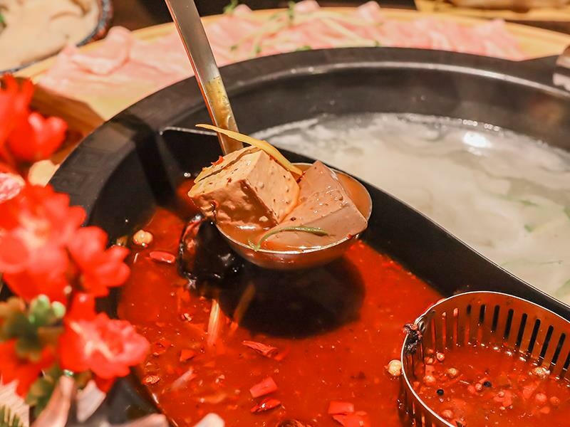 新竹竹北火鍋推薦!漢朝鍋物皇家宮廷風浮誇火鍋,麻辣鍋滑牛肉必吃。