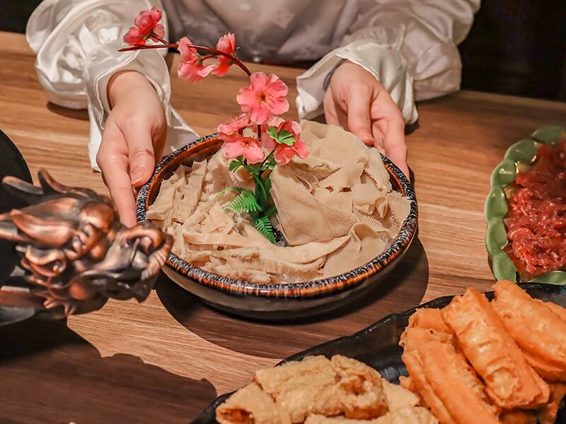 新竹竹北火鍋推薦!漢朝鍋物皇家宮廷風浮誇火鍋,麻辣鍋滑牛肉必吃。