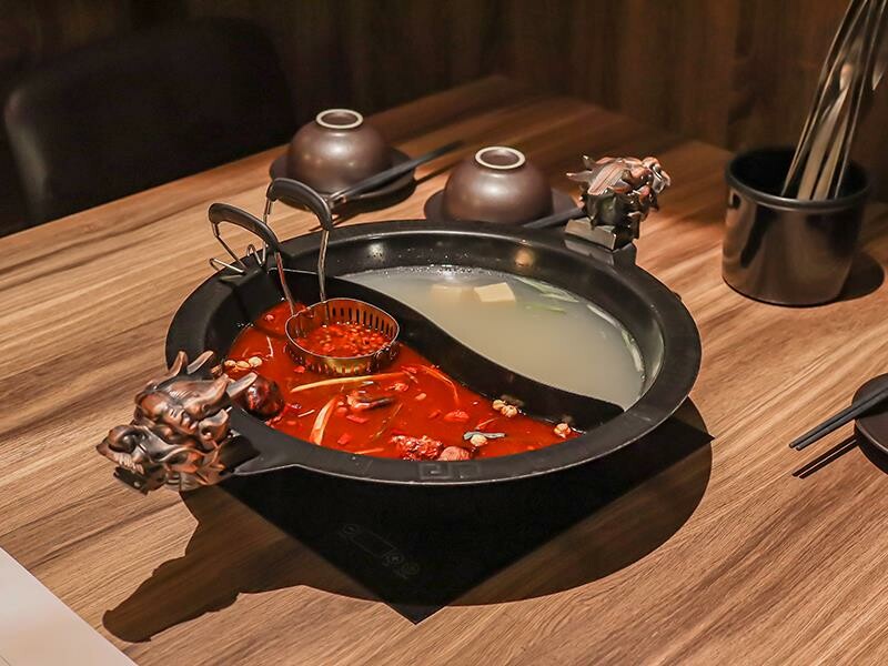 新竹竹北火鍋推薦!漢朝鍋物皇家宮廷風浮誇火鍋,麻辣鍋滑牛肉必吃。