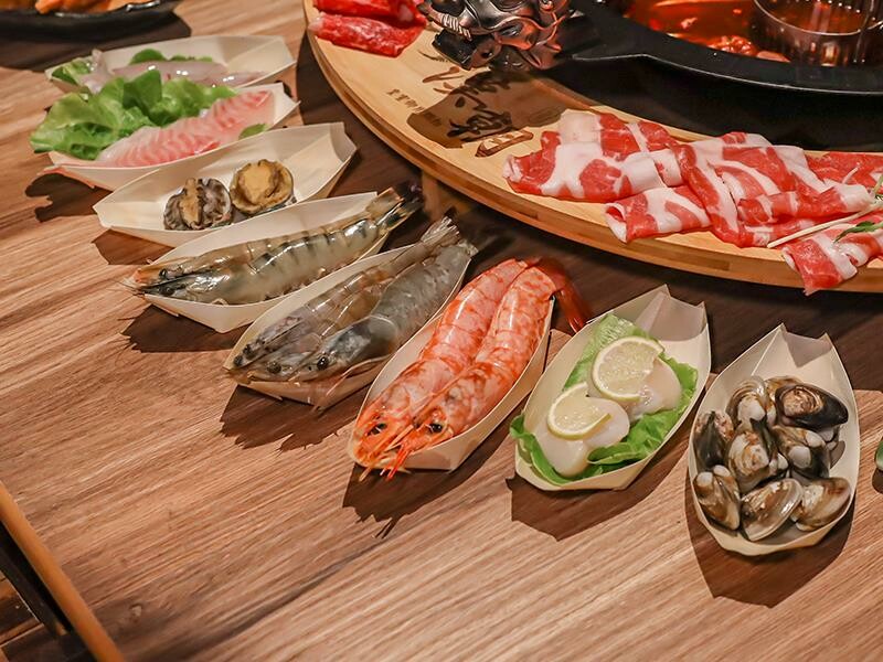 新竹竹北火鍋推薦!漢朝鍋物皇家宮廷風浮誇火鍋,麻辣鍋滑牛肉必吃。