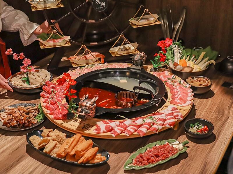 新竹竹北火鍋推薦!漢朝鍋物皇家宮廷風浮誇火鍋,麻辣鍋滑牛肉必吃。