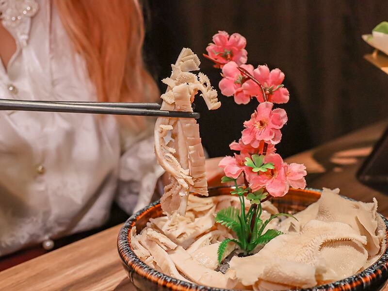 新竹竹北火鍋推薦!漢朝鍋物皇家宮廷風浮誇火鍋,麻辣鍋滑牛肉必吃。