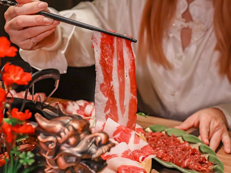 新竹竹北火鍋推薦!漢朝鍋物皇家宮廷風浮誇火鍋,麻辣鍋滑牛肉必吃。