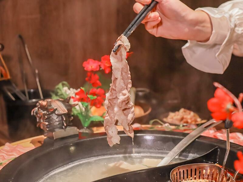 新竹竹北火鍋推薦!漢朝鍋物皇家宮廷風浮誇火鍋,麻辣鍋滑牛肉必吃。