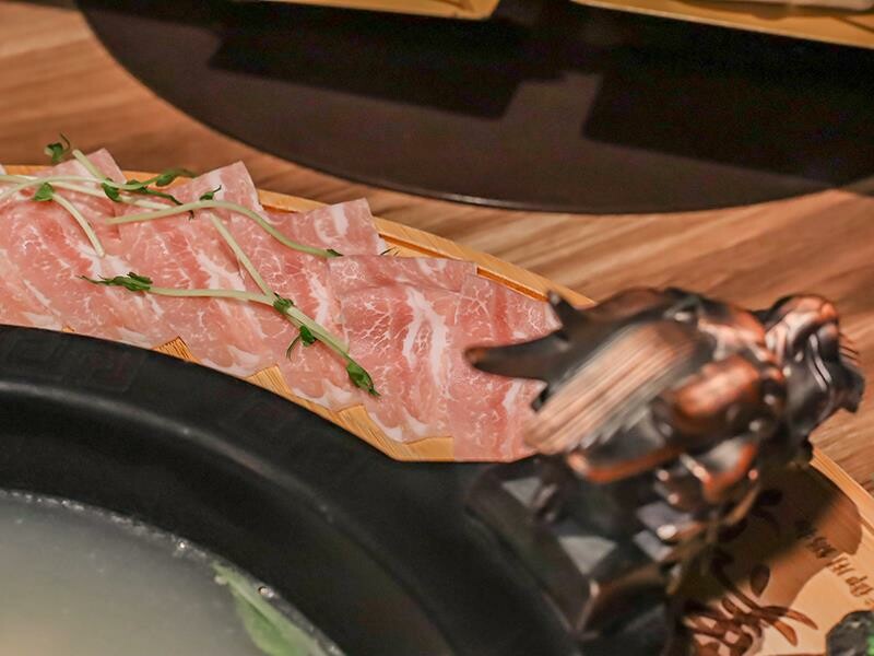 新竹竹北火鍋推薦!漢朝鍋物皇家宮廷風浮誇火鍋,麻辣鍋滑牛肉必吃。