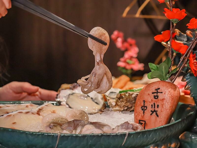 新竹竹北火鍋推薦!漢朝鍋物皇家宮廷風浮誇火鍋,麻辣鍋滑牛肉必吃。