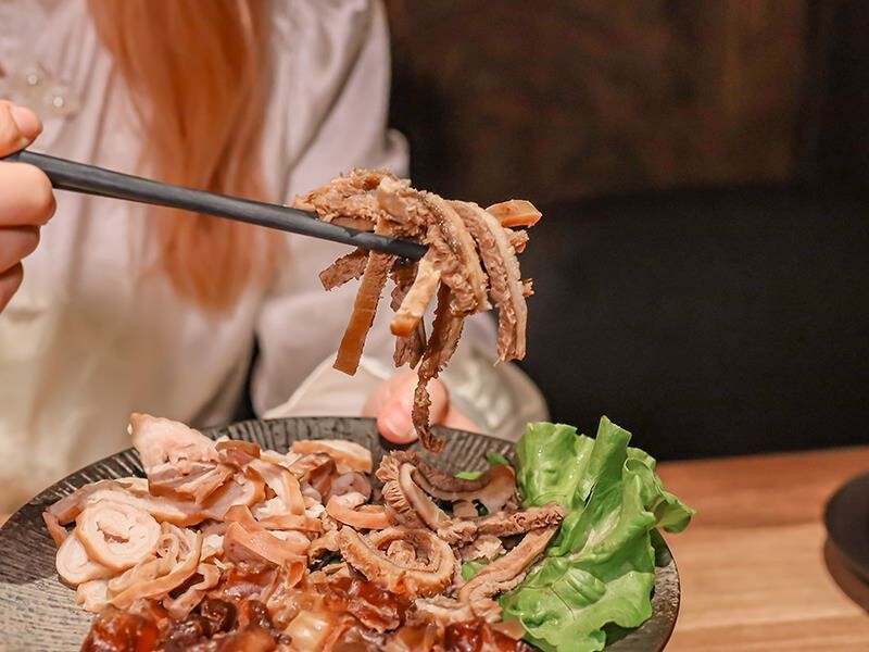 新竹竹北火鍋推薦!漢朝鍋物皇家宮廷風浮誇火鍋,麻辣鍋滑牛肉必吃。