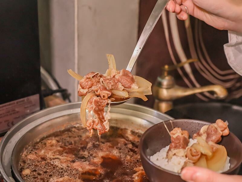 新竹竹北火鍋推薦!漢朝鍋物皇家宮廷風浮誇火鍋,麻辣鍋滑牛肉必吃。