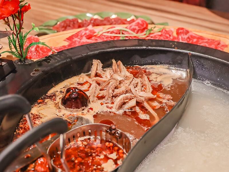 新竹竹北火鍋推薦!漢朝鍋物皇家宮廷風浮誇火鍋,麻辣鍋滑牛肉必吃。