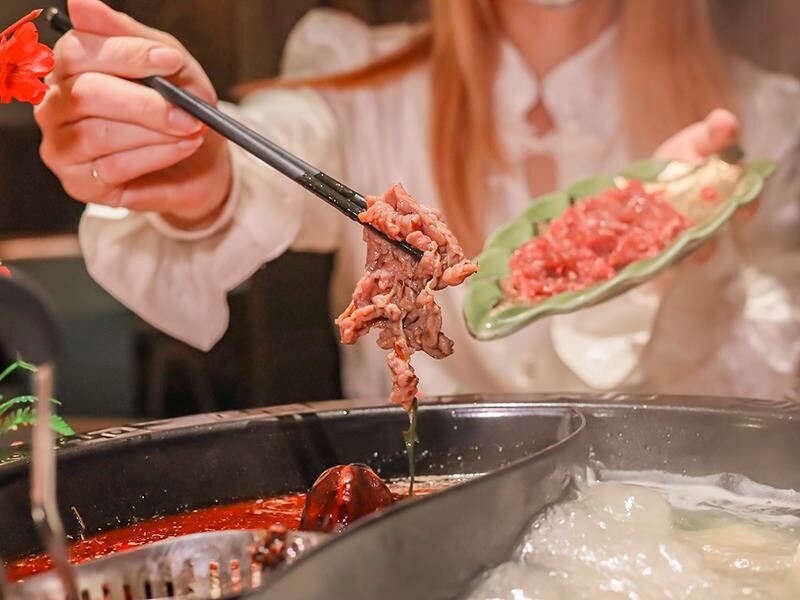 新竹竹北火鍋推薦!漢朝鍋物皇家宮廷風浮誇火鍋,麻辣鍋滑牛肉必吃。