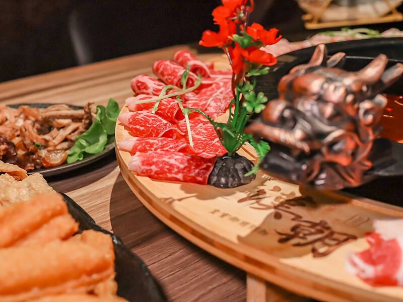 新竹竹北火鍋推薦!漢朝鍋物皇家宮廷風浮誇火鍋,麻辣鍋滑牛肉必吃。