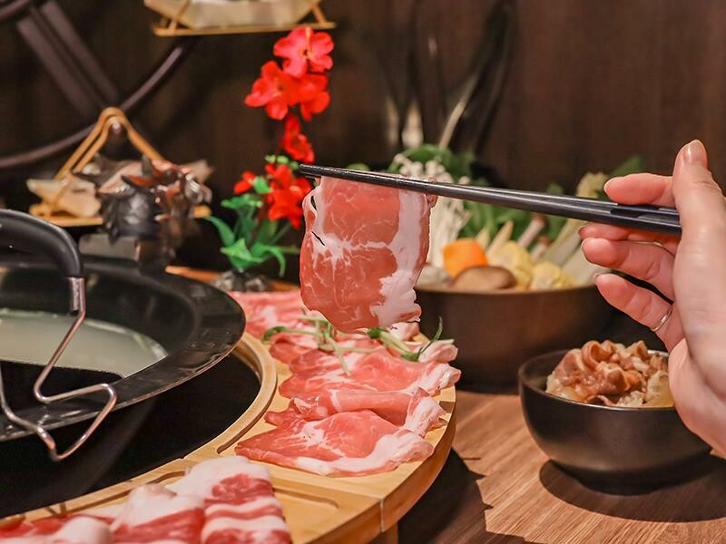 新竹竹北火鍋推薦!漢朝鍋物皇家宮廷風浮誇火鍋,麻辣鍋滑牛肉必吃。