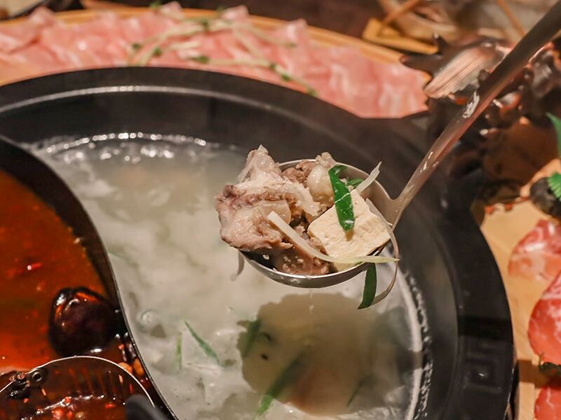 新竹竹北火鍋推薦!漢朝鍋物皇家宮廷風浮誇火鍋,麻辣鍋滑牛肉必吃。