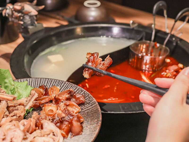 新竹竹北火鍋推薦!漢朝鍋物皇家宮廷風浮誇火鍋,麻辣鍋滑牛肉必吃。