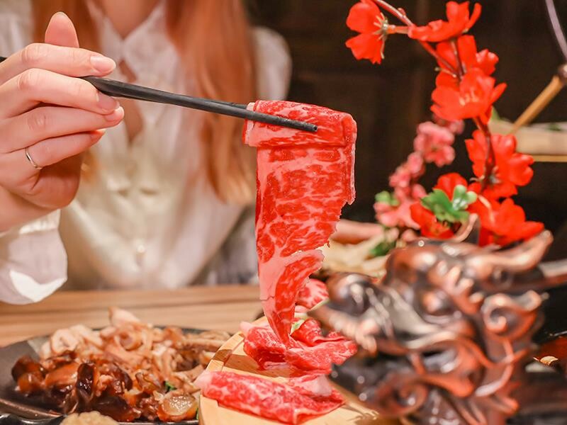 新竹竹北火鍋推薦!漢朝鍋物皇家宮廷風浮誇火鍋,麻辣鍋滑牛肉必吃。