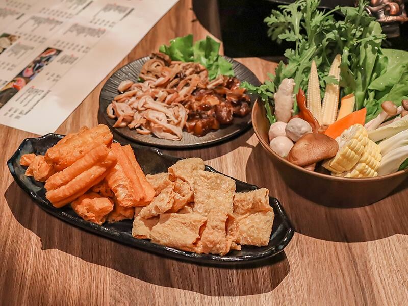 新竹竹北火鍋推薦!漢朝鍋物皇家宮廷風浮誇火鍋,麻辣鍋滑牛肉必吃。