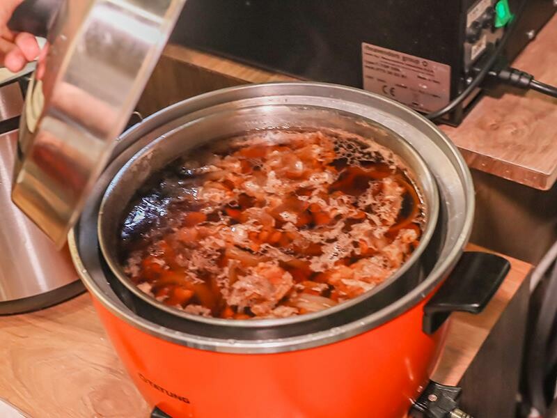 新竹竹北火鍋推薦!漢朝鍋物皇家宮廷風浮誇火鍋,麻辣鍋滑牛肉必吃。