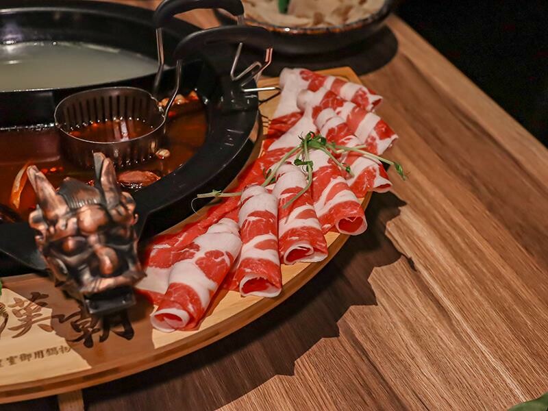 新竹竹北火鍋推薦!漢朝鍋物皇家宮廷風浮誇火鍋,麻辣鍋滑牛肉必吃。