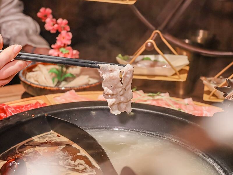 新竹竹北火鍋推薦!漢朝鍋物皇家宮廷風浮誇火鍋,麻辣鍋滑牛肉必吃。