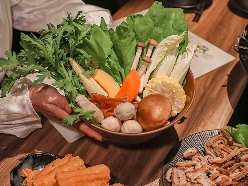 新竹竹北火鍋推薦!漢朝鍋物皇家宮廷風浮誇火鍋,麻辣鍋滑牛肉必吃。